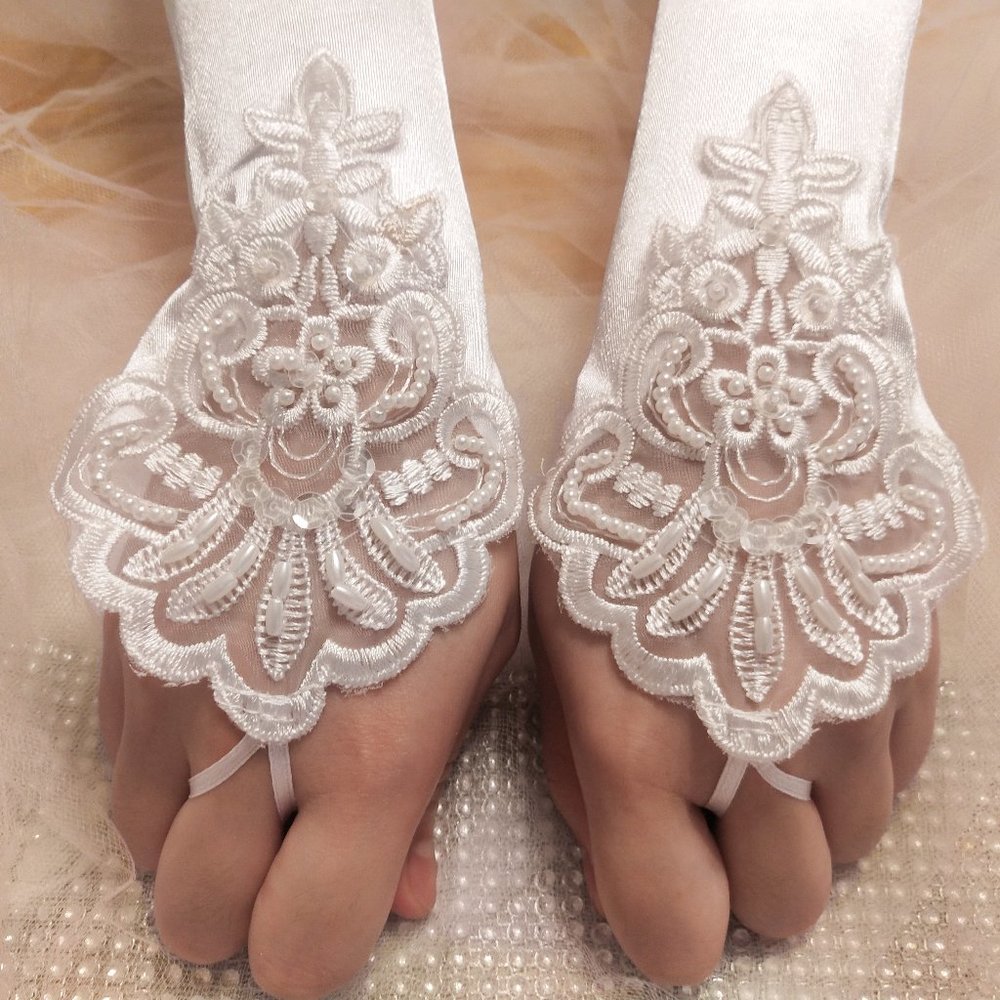 Elegant White Lace Bridal Fingerless Gloves